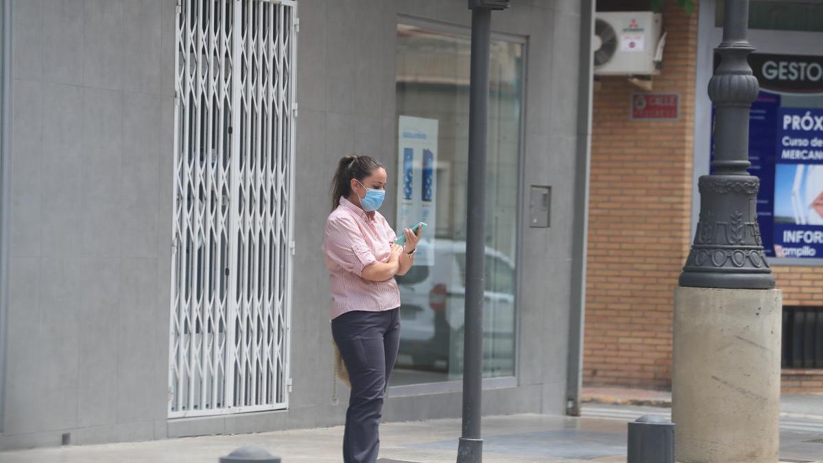 Una chica espera para cruzar el paso de peatones en Mazarrón.