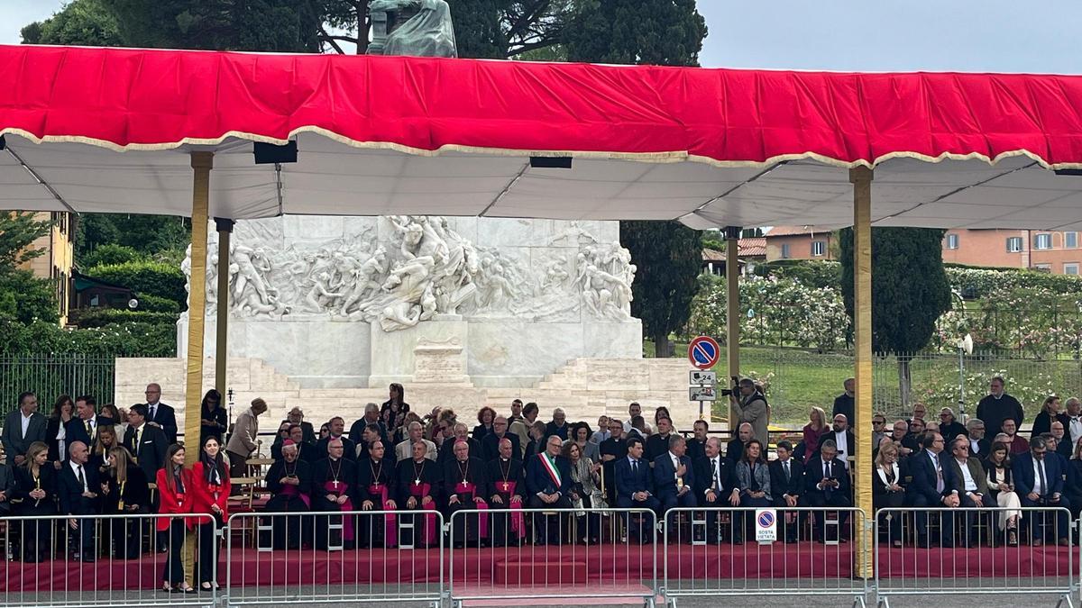 Tribuna de autoridades en la procesión de Roma, con el presidente de la Junta de Andalucía, Juanma Moreno; el alcalde de Málaga, Francisco de la Torre; la vicepresidenta del Gobierno, María Jesús Montero;: y el director general de Fundación Unicaja, Sergio Corral, entre otros.