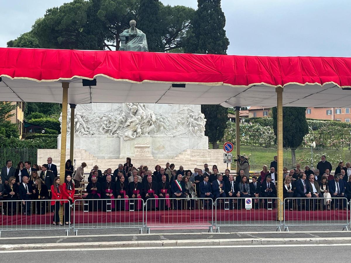 Tribuna de autoridades en la procesión de Roma, con el presidente de la Junta de Andalucía, Juanma Moreno; el alcalde de Málaga, Francisco de la Torre; la vicepresidenta del Gobierno, María Jesús Montero;: y el director general de Fundación Unicaja, Sergio Corral, entre otros.