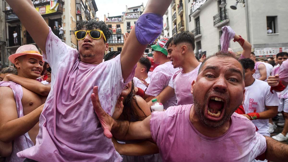 Los participantes celebran antes de la ceremonia de apertura del Chupinazo (cohete de salida) para marcar el inicio de las Fiestas de San Fermín frente al Ayuntamiento de Pamplona