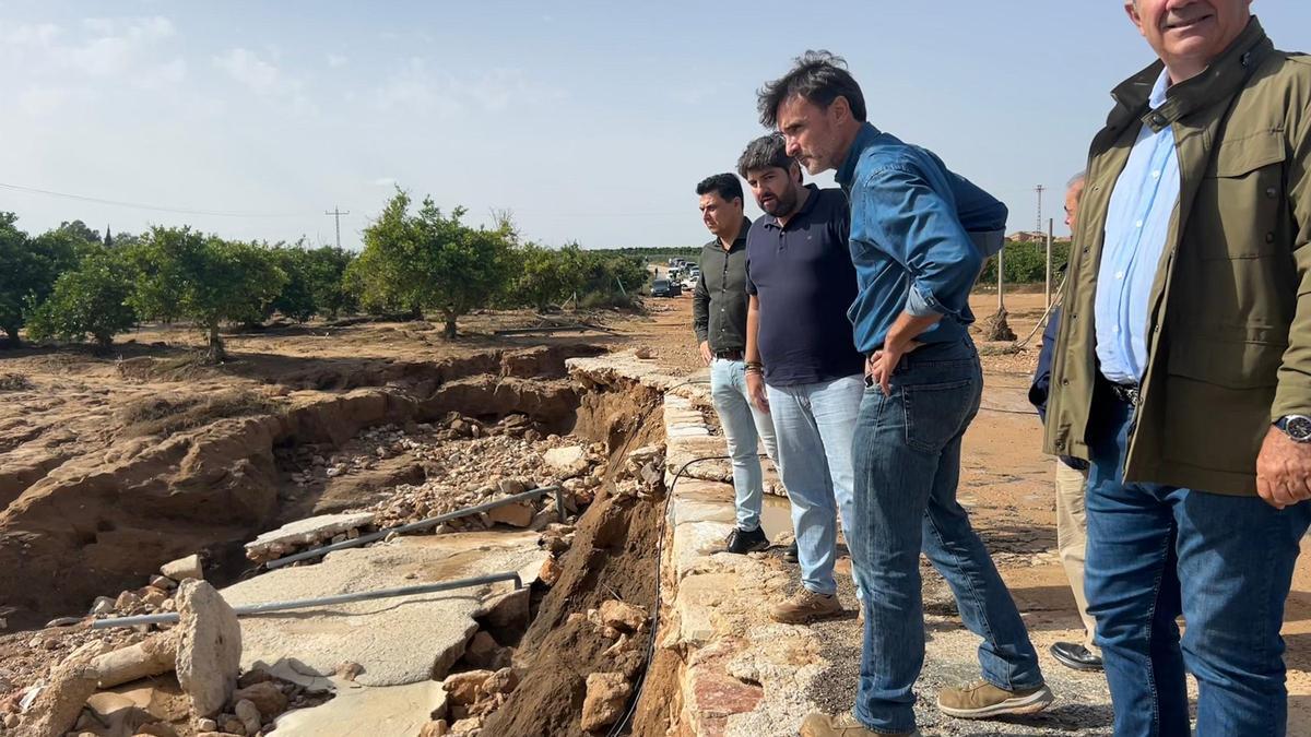 El alcalde de San Javier y el presidente de la Región de Murcia visitan las zonas más afectadas.