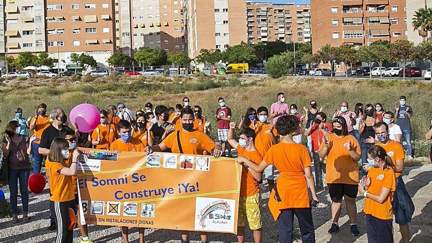 Una protesta reciente a favor del nuevo colegio El Somni.  | HÉCTOR FUENTES