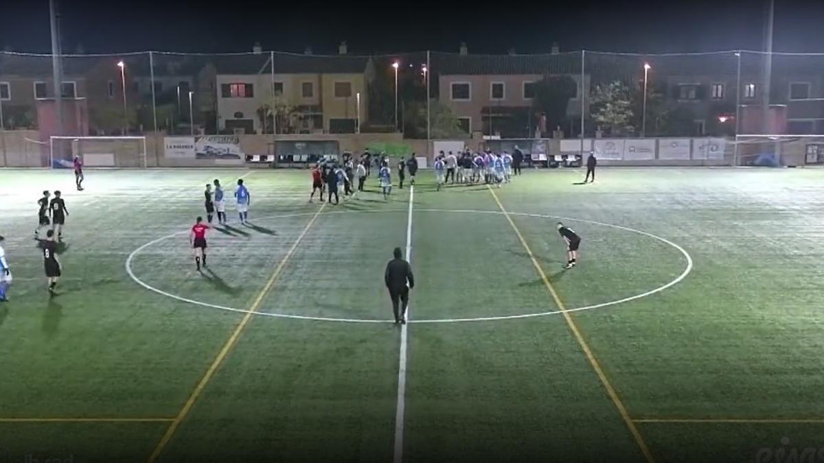 Imagen del final del partido, cuando se inicia el incidente