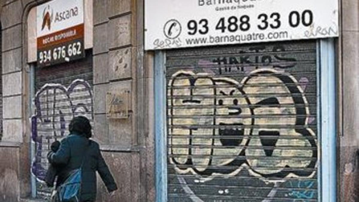 Persianas bajadas de un comercio en Barcelona.