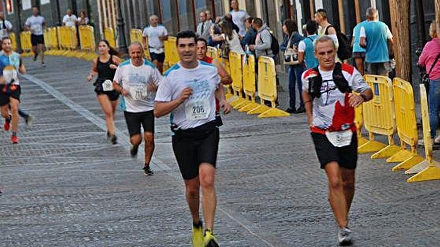 Varios participantes durante la carrera.