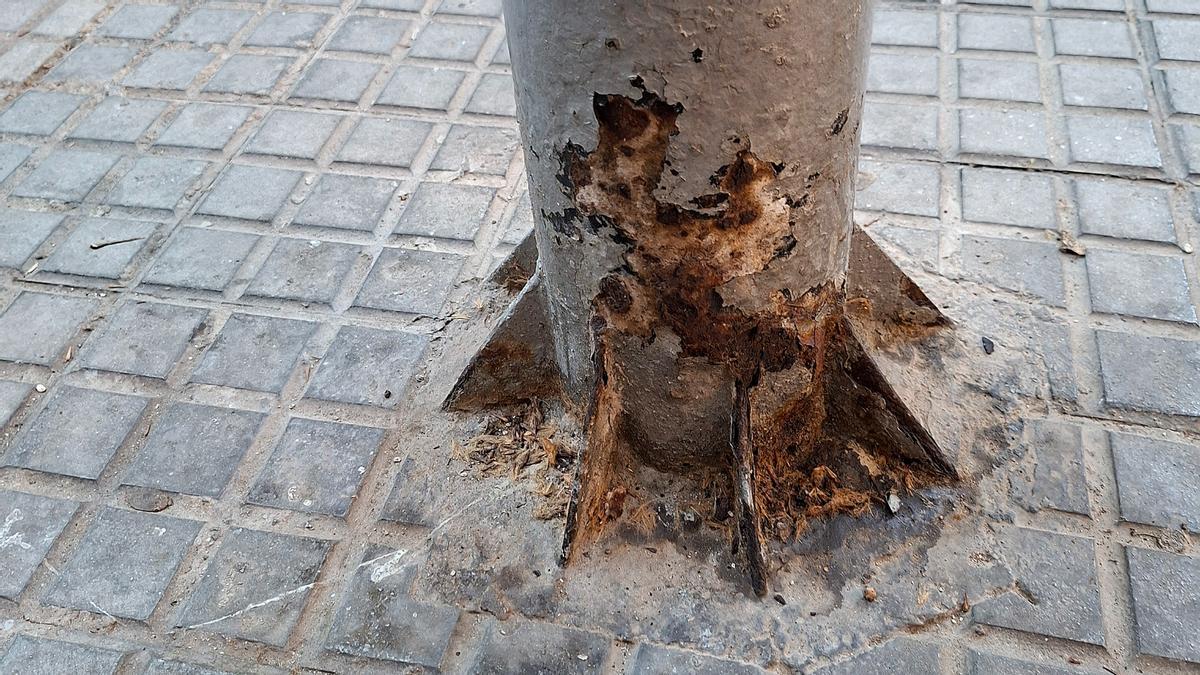 Farola roída por los orines de los perros