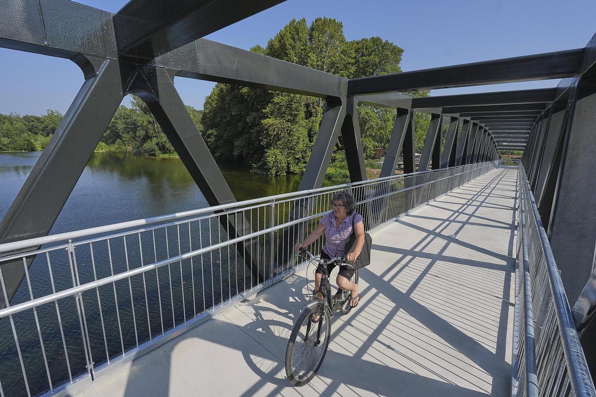 Vianants i ciclistes ja han estrenat la nova passera que connecta Bescanó i Sant Gregori