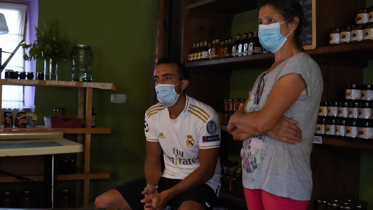 Teresa, en su tienda de Fornillos de Fermoselle, junto a Carlos.