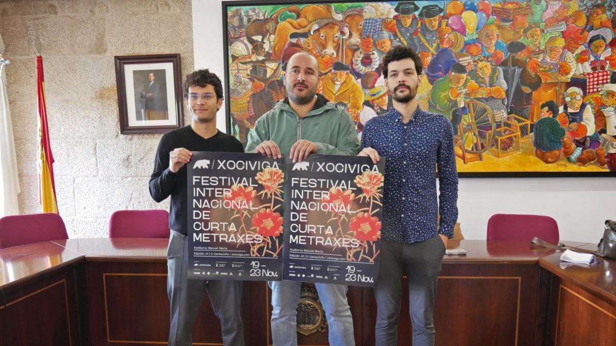 El edil de Cultura de O Carballiño, Diego Fernández, flanqueado por Daniel y  Mario Filloy al presentar el festival Xociviga