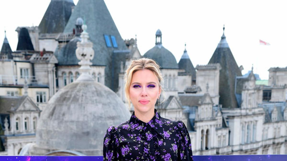 El maquillaje de ojos morado de Scarlett Johansson, a juego con su look