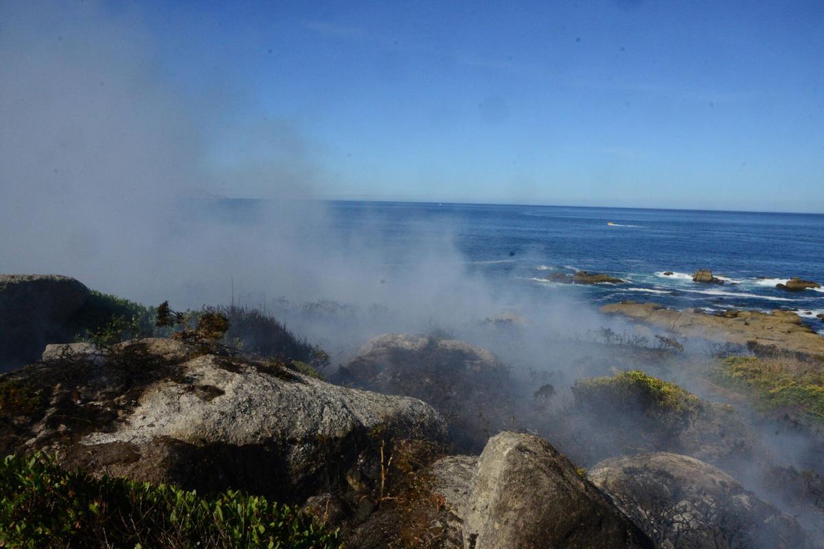 El primer incendio forestal del verano en O Morrazo quemó 3.500 metros cuadrados de monte raso en Cabo Udra, dentro de los terrenos de la Comunidade de Montes en Man Común de Beluso (Bueu). El primer incendio forestal del verano en O Morrazo quemó 3.500 metros cuadrados de monte raso en Cabo Udra, dentro de los terrenos de la Comunidade de Montes en Man Común de Beluso (Bueu).