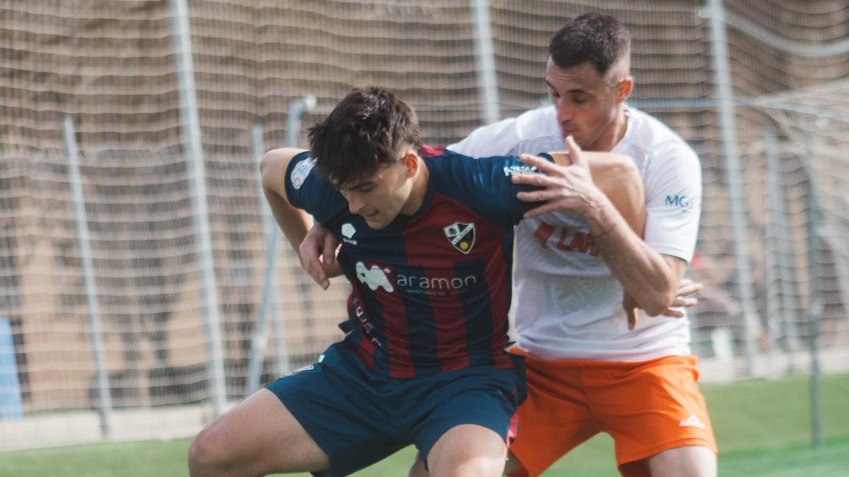 Un jugador del filial azulgrana protege el balón en el partido ante el Cariñena.