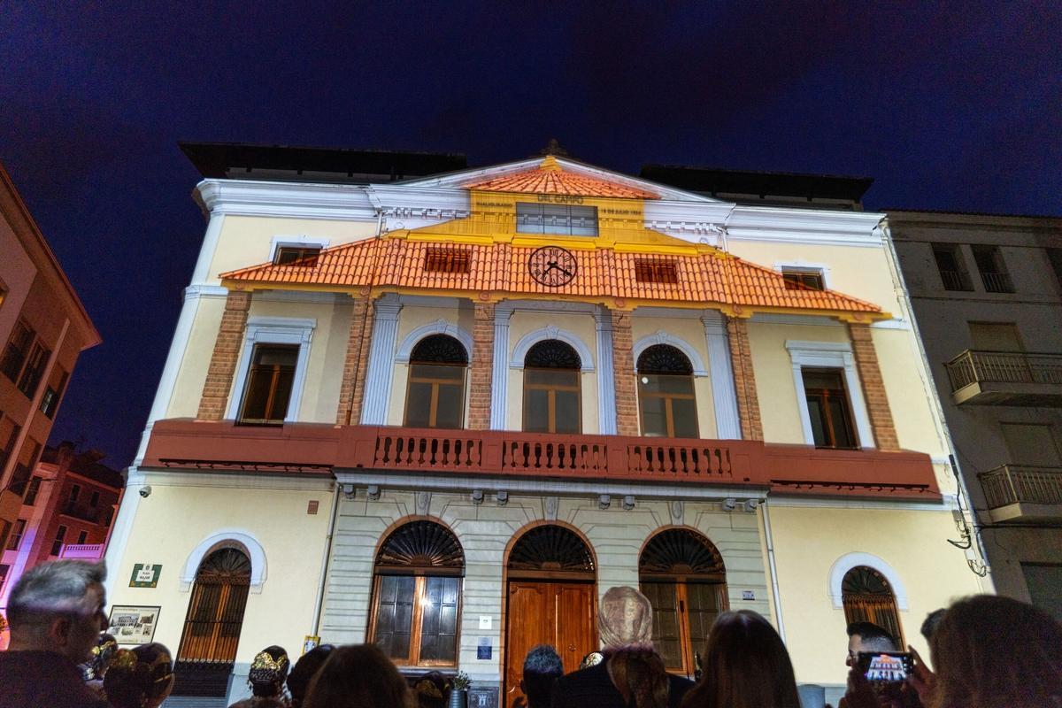"Mapping" proyectado sobre la fachada del consistorio con el homenaje al antiguo Prado Comarcal