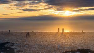 Pocas nubes, y presentes sobre el mar, en Barcelona, el 12 de enero del 2024. Este hecho ha favorecido este instante de luz sobre Barcelona, poco después de salir el Sol.