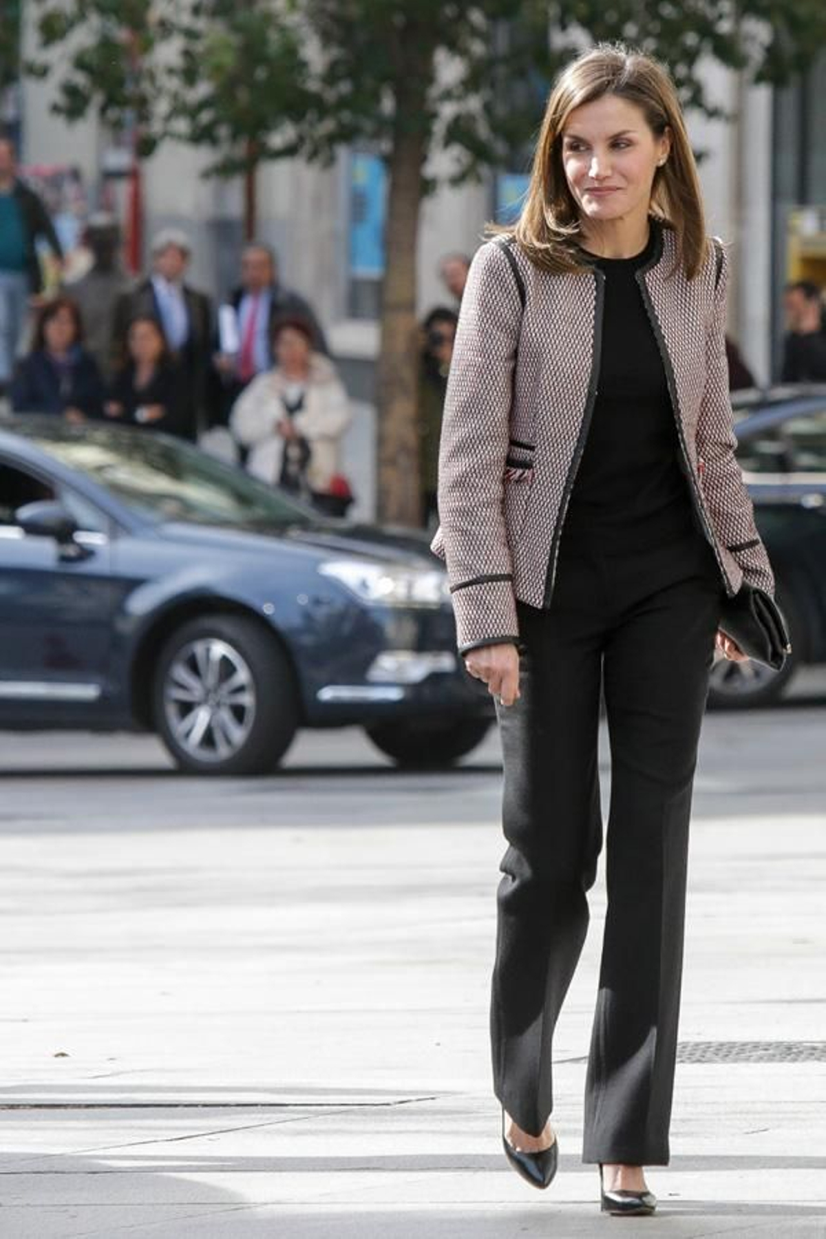 Letizia Ortiz con look negro y chaqueta de 'tweed' de Hugo Boss