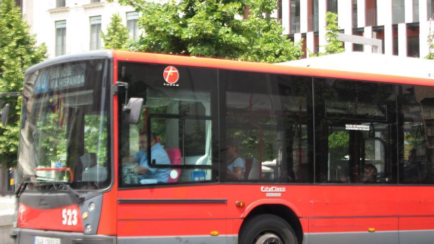 Un autobús urbano de Zaragoza en la Plaza de España de la ciudad