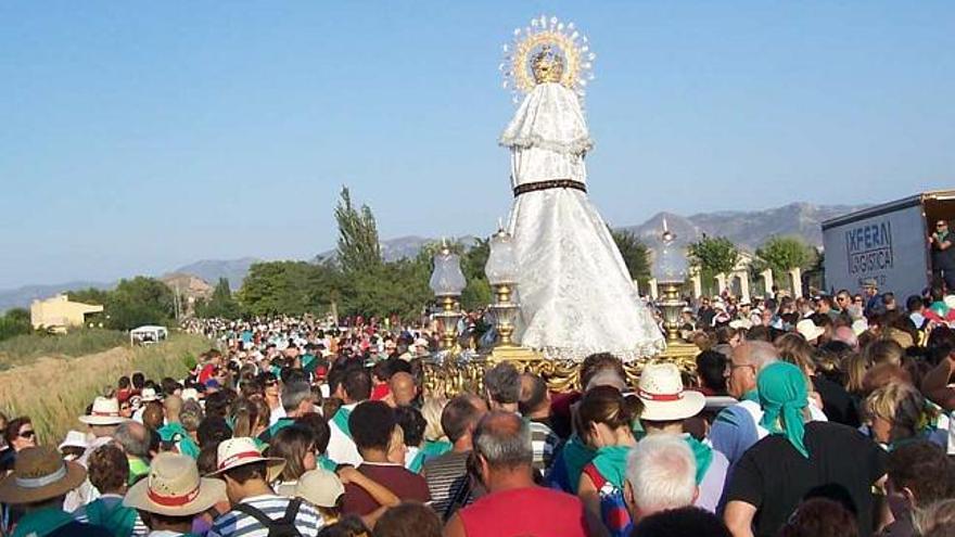 A la izquierda, los romeros acompañan a la imagen de la Virgen de las Virtudes durante el traslado; a la derecha, la llegada de la Patrona al municipio después de tres horas