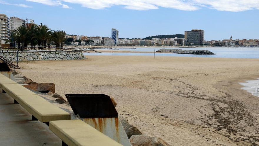 Primer pas per reformar els espigons que han d'estabilitzar la platja de Sant Antoni i protegir el front marítim