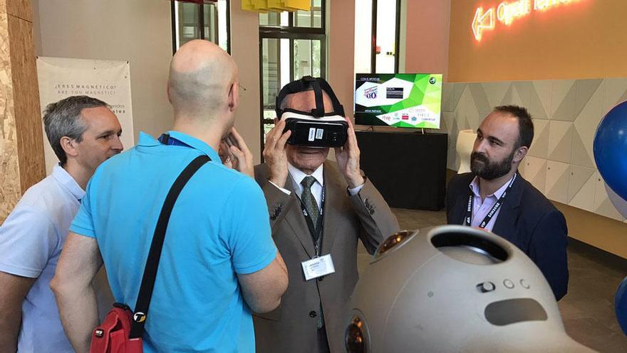 De la Torre usó unas gafas de realidad virtual durante el congreso en presencia de Mario Cortés.