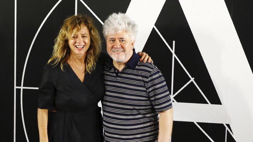 Almodóvar y Emma Suárez este miércoles en la Academia.