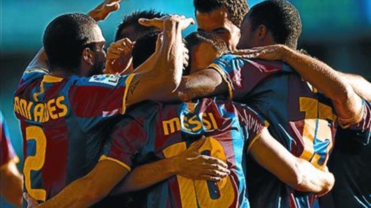 Los jugadores azulgranas celebran un gol de Messi.