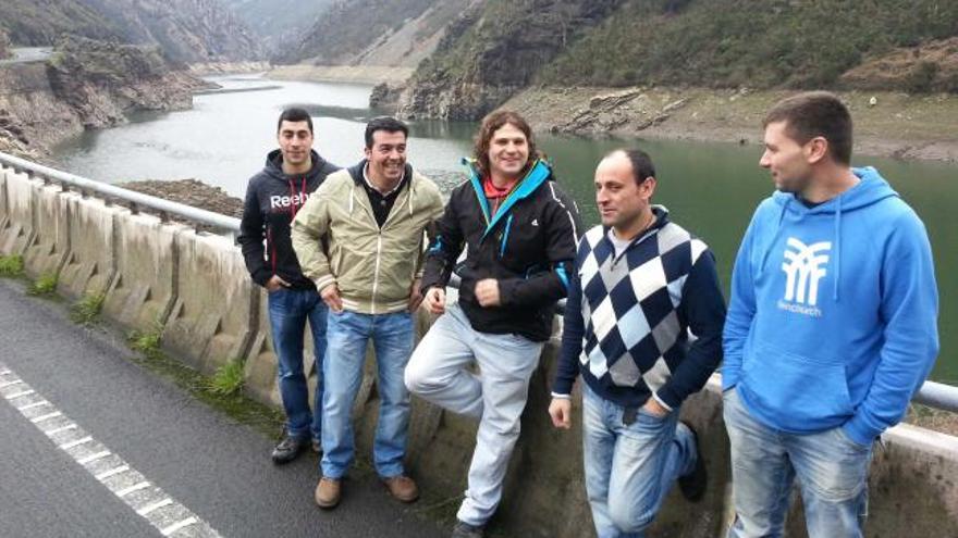 Daniel Fuertes, Jesús Allande, Alberto Rodríguez, José Ramón Marques y Manuel Gómez, junto al embalse.