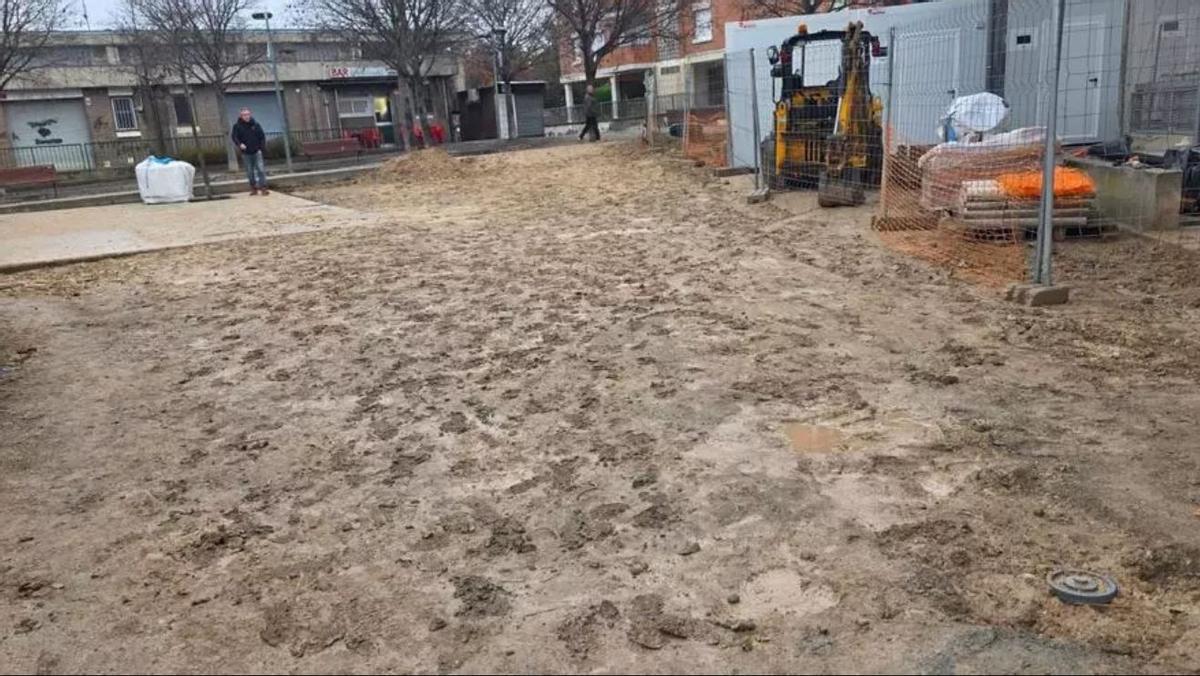 L'accés al camp de futbol ben enfangat, el cap de setmana