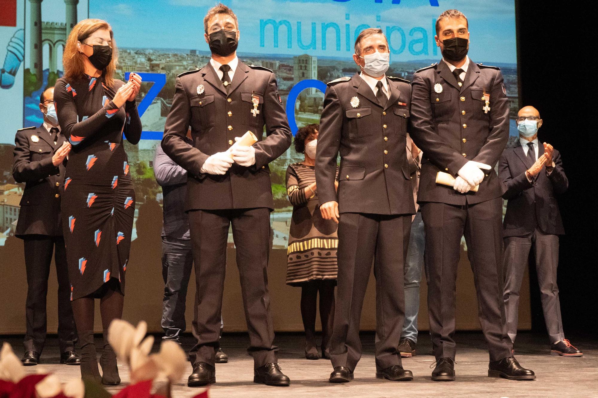 Tres agentes recogen la Medalla al Mérito de manos de la delegada de la Junta por salvar la vida a un hombre.