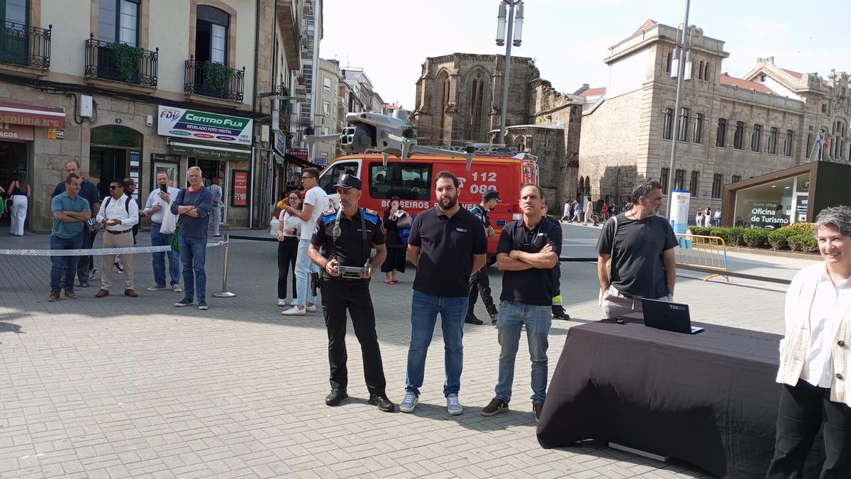 Un agente hace volar el dron, esta mañana en la plaza de España.