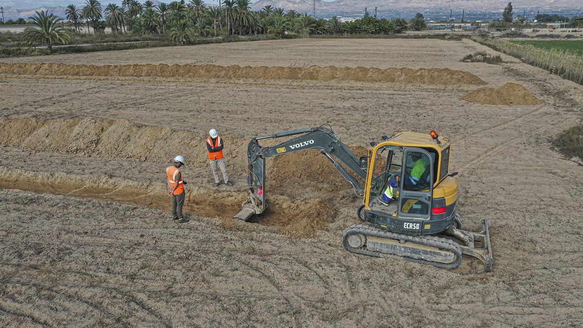 La máquina excavadora realiza los sondeos con cuidado, hasta un metro de profundidad.