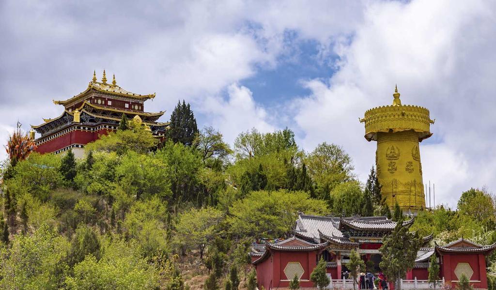 Templo de Zhongdian y rueda de oración tibetana gigante en Shangri-La.