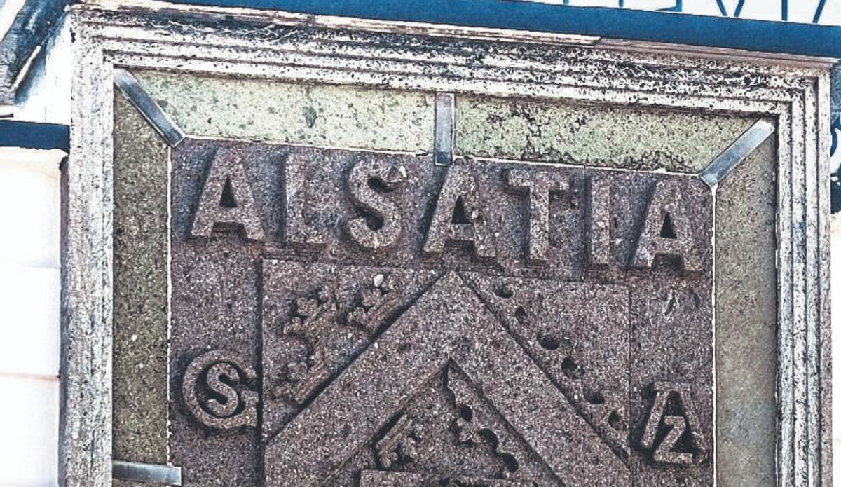 Emblema heráldico en el número 251 de la calle León y Castillo.