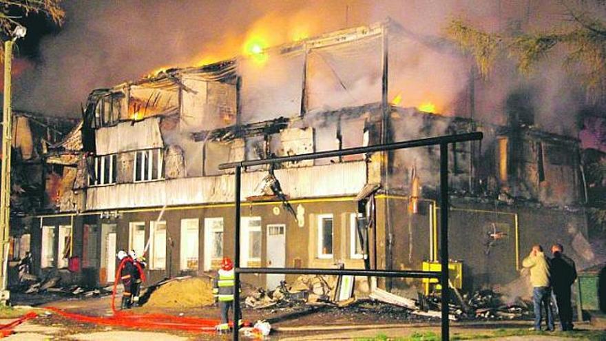 Al menos 21 muertos en el incendio de un albergue de indigentes en Polonia