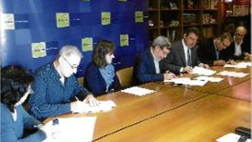 La signatura del conveni de col·laboració, ahir a Banyoles.