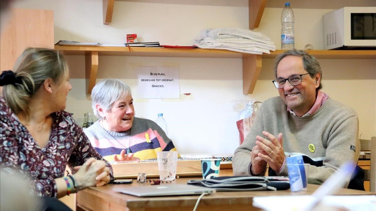 Quim Torra conversa con otros participantes en el ayuno de dos días en Montserrat.