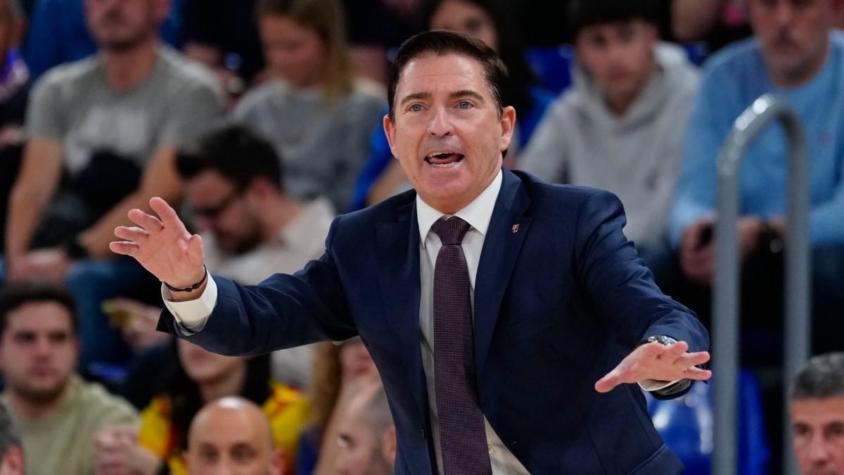 Xavi Pascual, dando órdenes a sus jugadores en el partido ante París