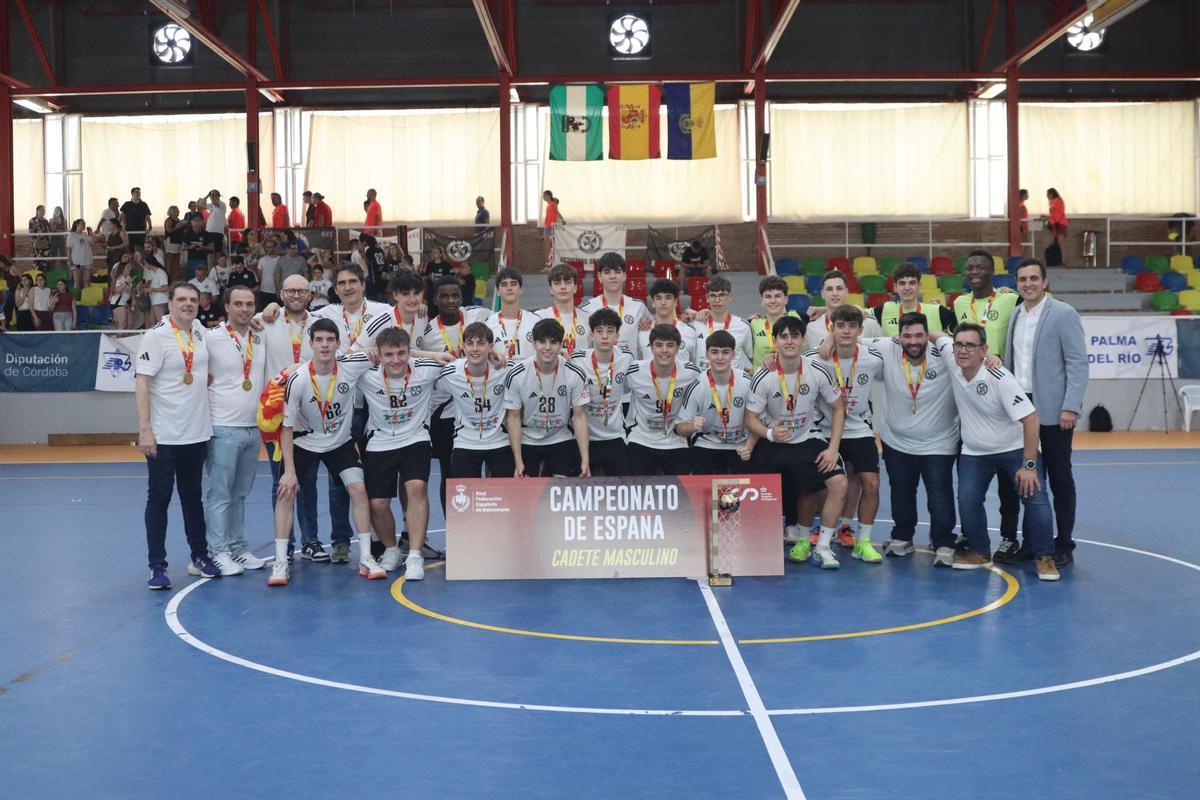 Los jugadores y entrenadores del Balonmano Dominicos, con la medalla de oro.