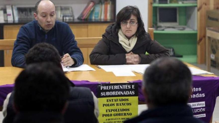 Marta Domínguez impartió una charla a afectados de la zona de A Estrada.  // Bernabe /Luismy