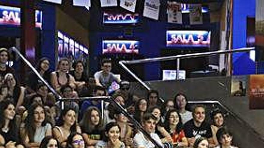 Los participantes de Cinema Camp posan antes de la exhibición.