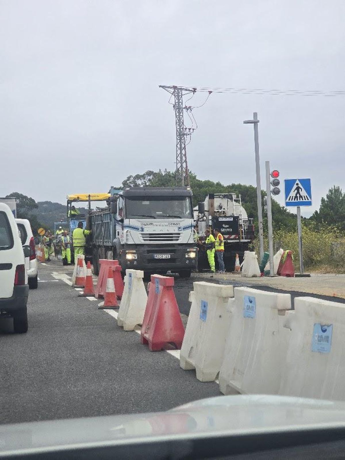 Las obras obligaron a retranquear el semáforo.