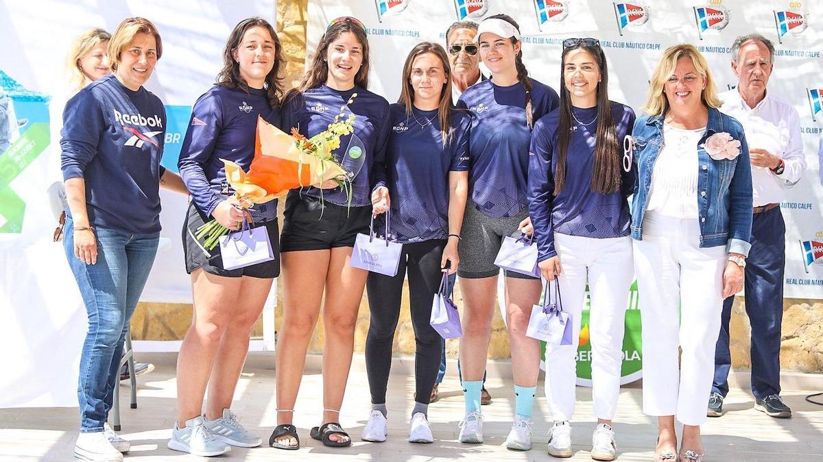 Tripulación del Team Baleària que ha ganado en Calpe