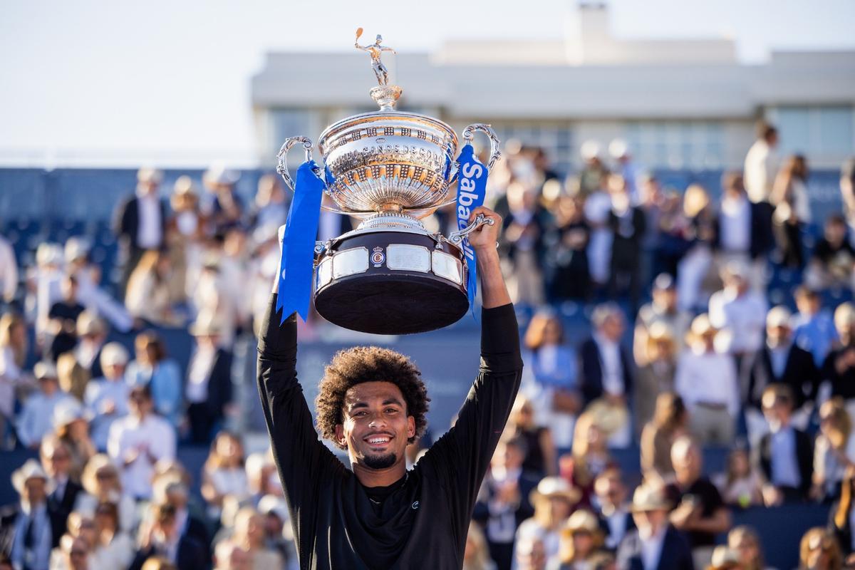 Arthur Fils levanta el trofeo en Barcelona del Open Banc Sabadell