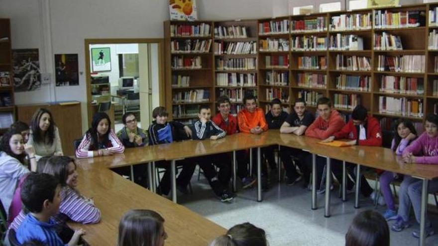 Alumnos de ESO y Bachillerato, ayer en la biblioteca del IES Fuentesaúco durante una de las actividades organizadas con motivo del Día del Libro.