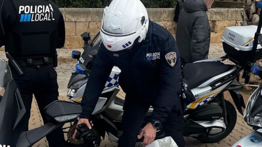 Un policía local confisca artículos. | POLICÍA