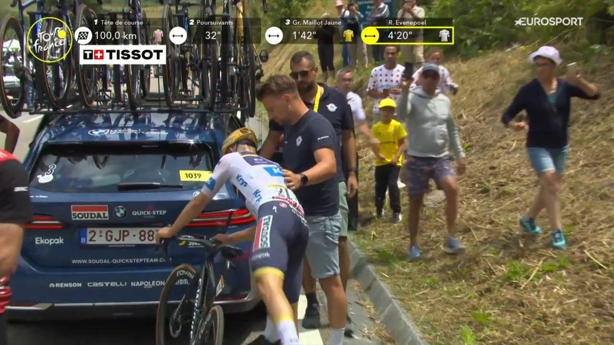 El momento de la retirada de Evenepoel.