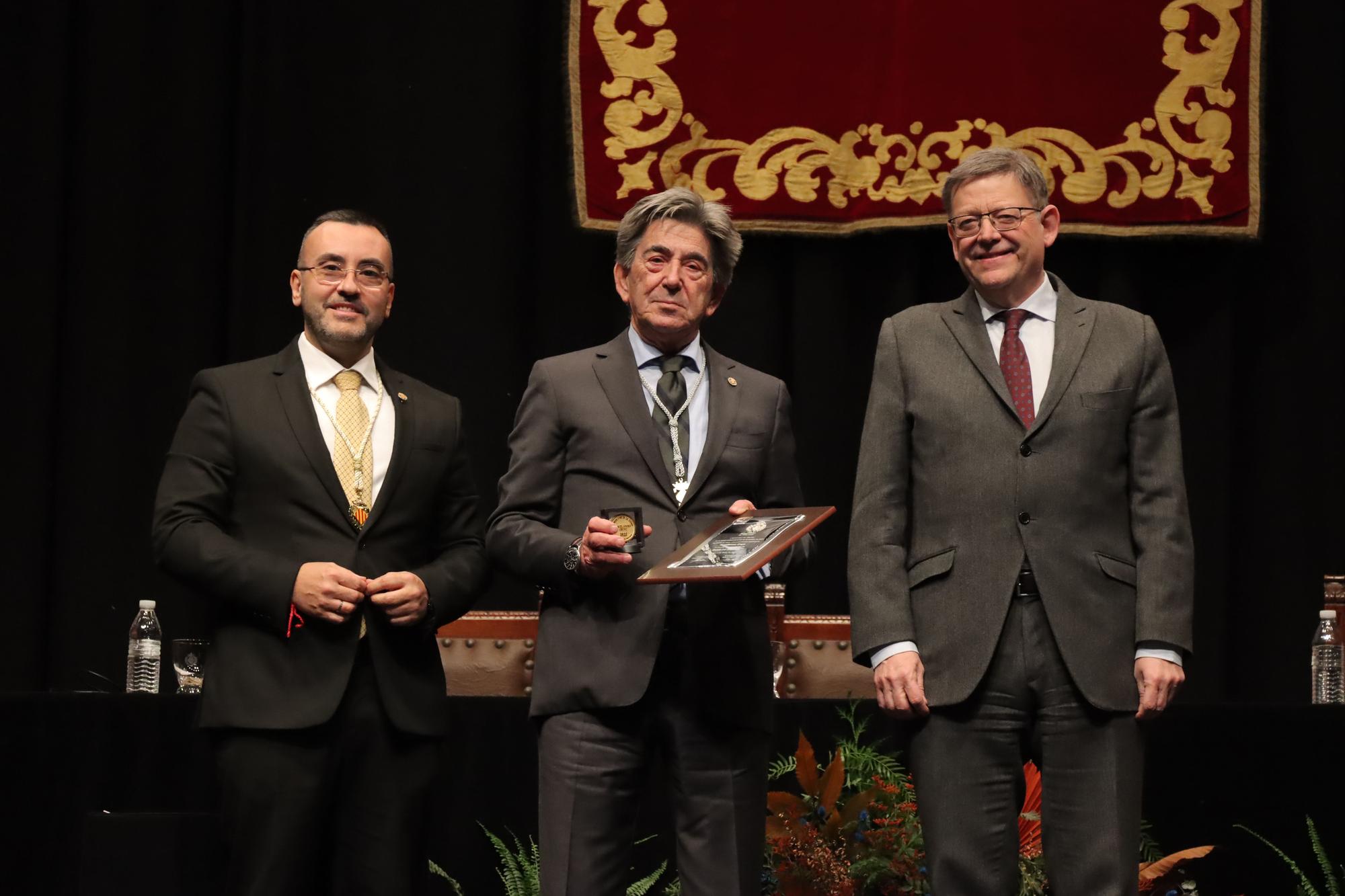 Las imágenes de la entrega de las medallas de oro de Vila-real a Porcelanosa, Carmelitas y 'Quique' y la distincion de Hijo Predilecto a Diego Dualde