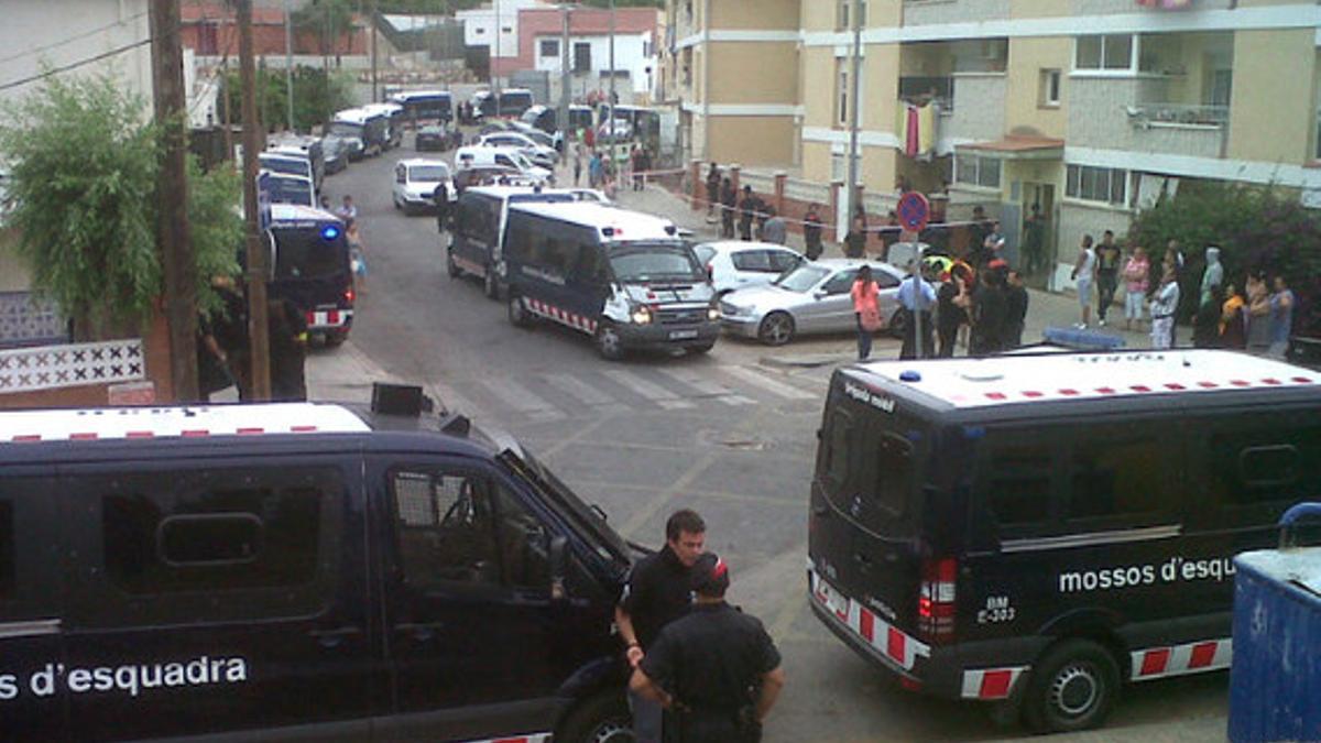 Imagen de @punsix del despliegue de los Mossos en el barrio de Ca N'Espinós, en Gavà, esta mañana.