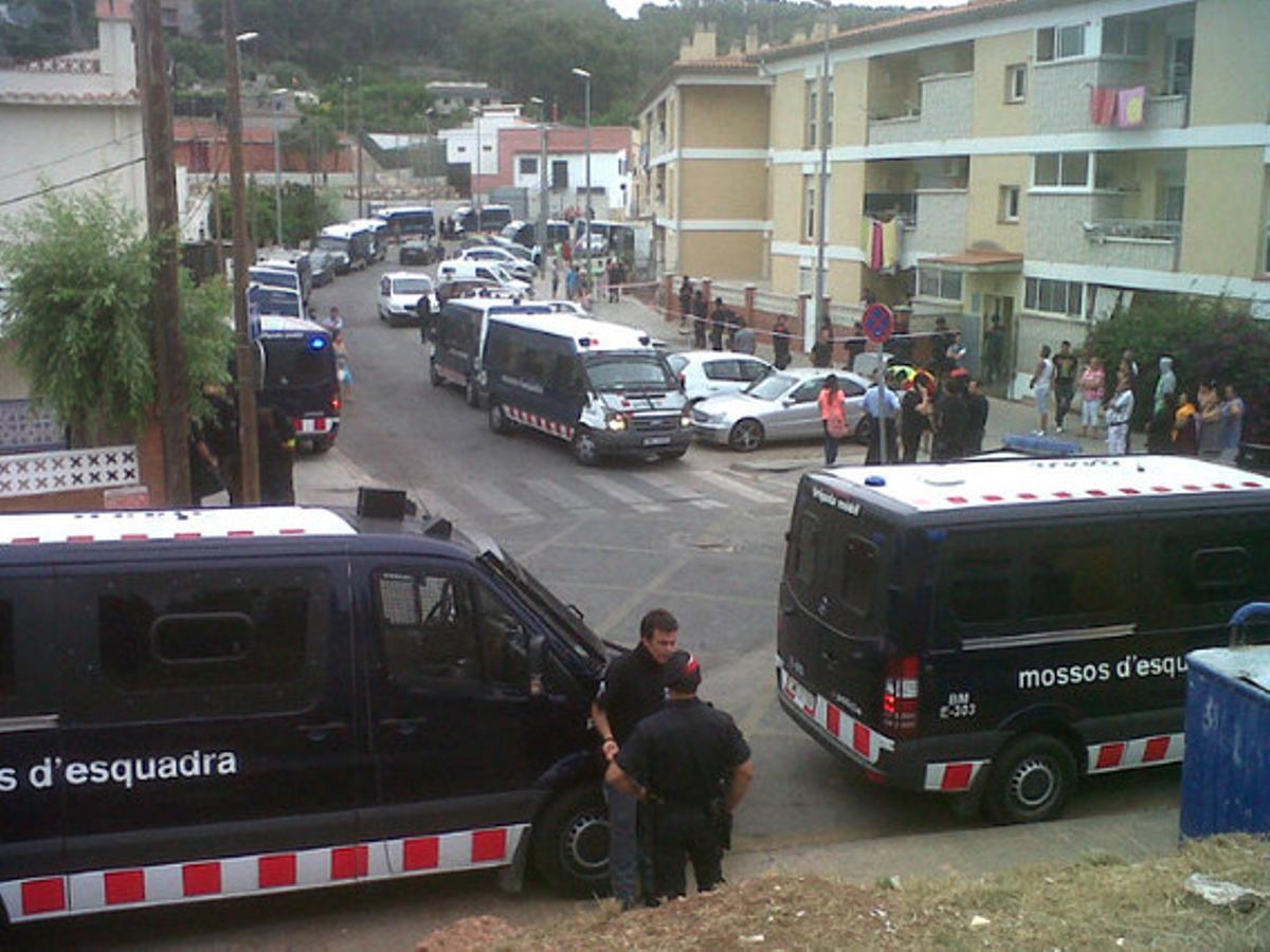 Imatge de @punsix del desplegament dels Mossos al barri de Ca n’Espinós, a Gavà, aquest matí. Imatge de @punsix del desplegament dels Mossos al barri de Ca n’Espinós, a Gavà, aquest matí.