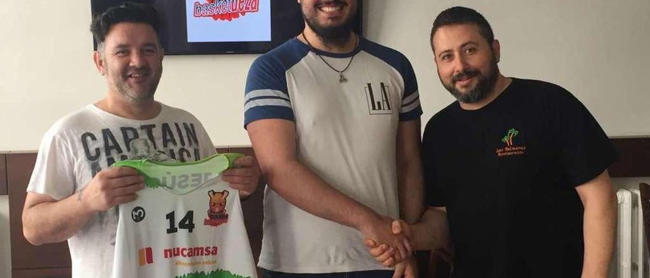 Ramón Barcala, Siro Rodríguez y Lupi durante la presentación del nuevo jugador del Basketdeza.