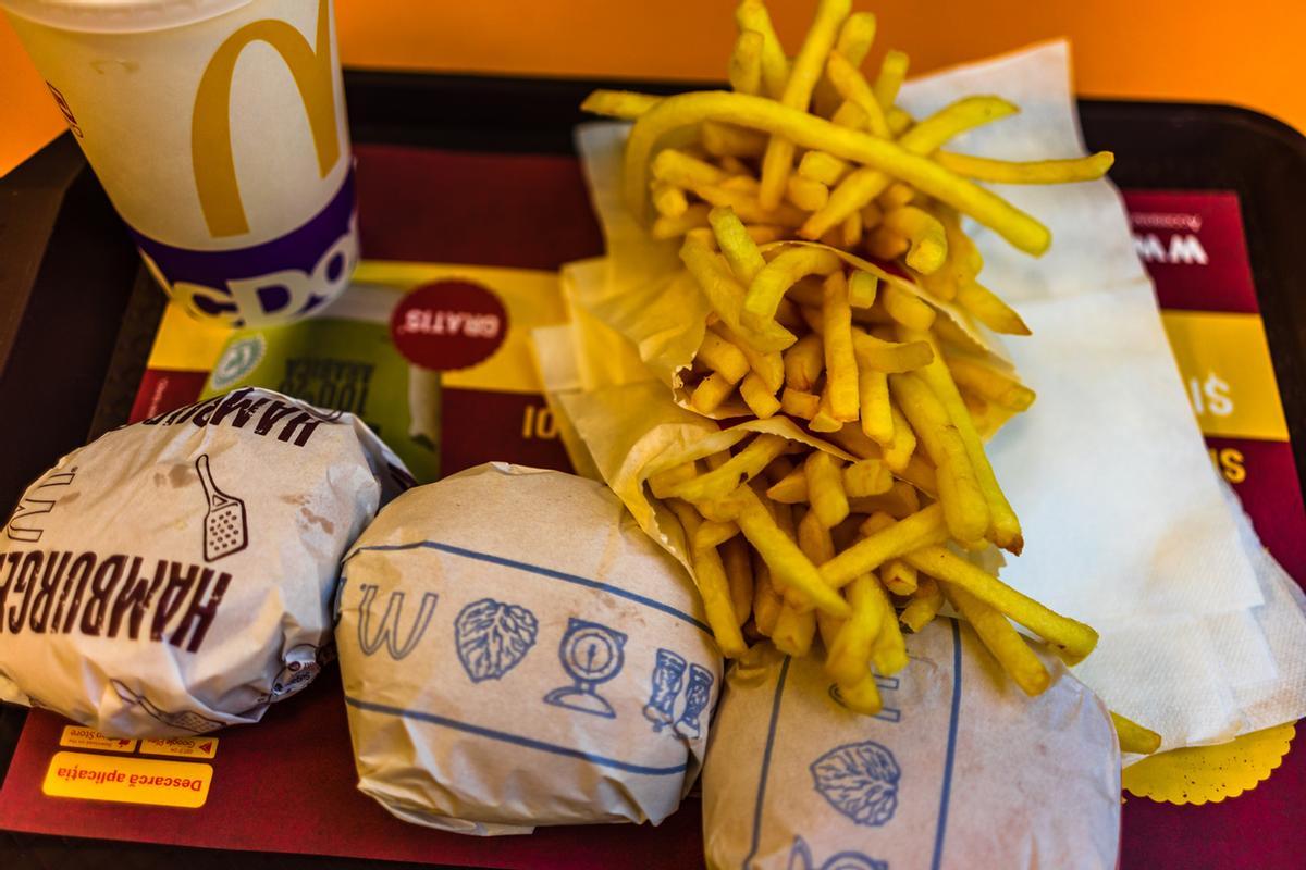 Bandeja de comida en un McDonald's kosher